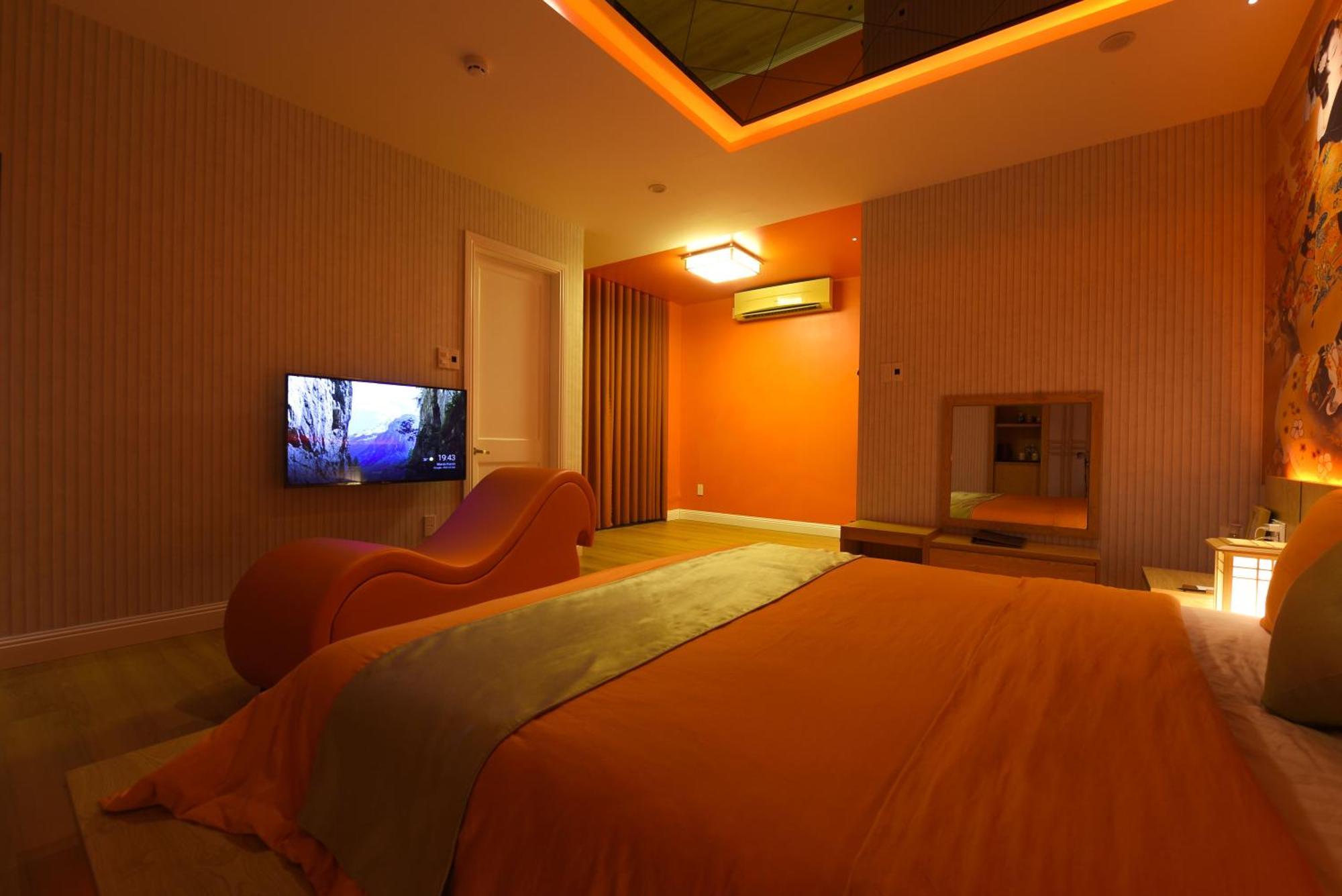 Chiic House 3 - Khach San Tinh Yeu Love hotel
